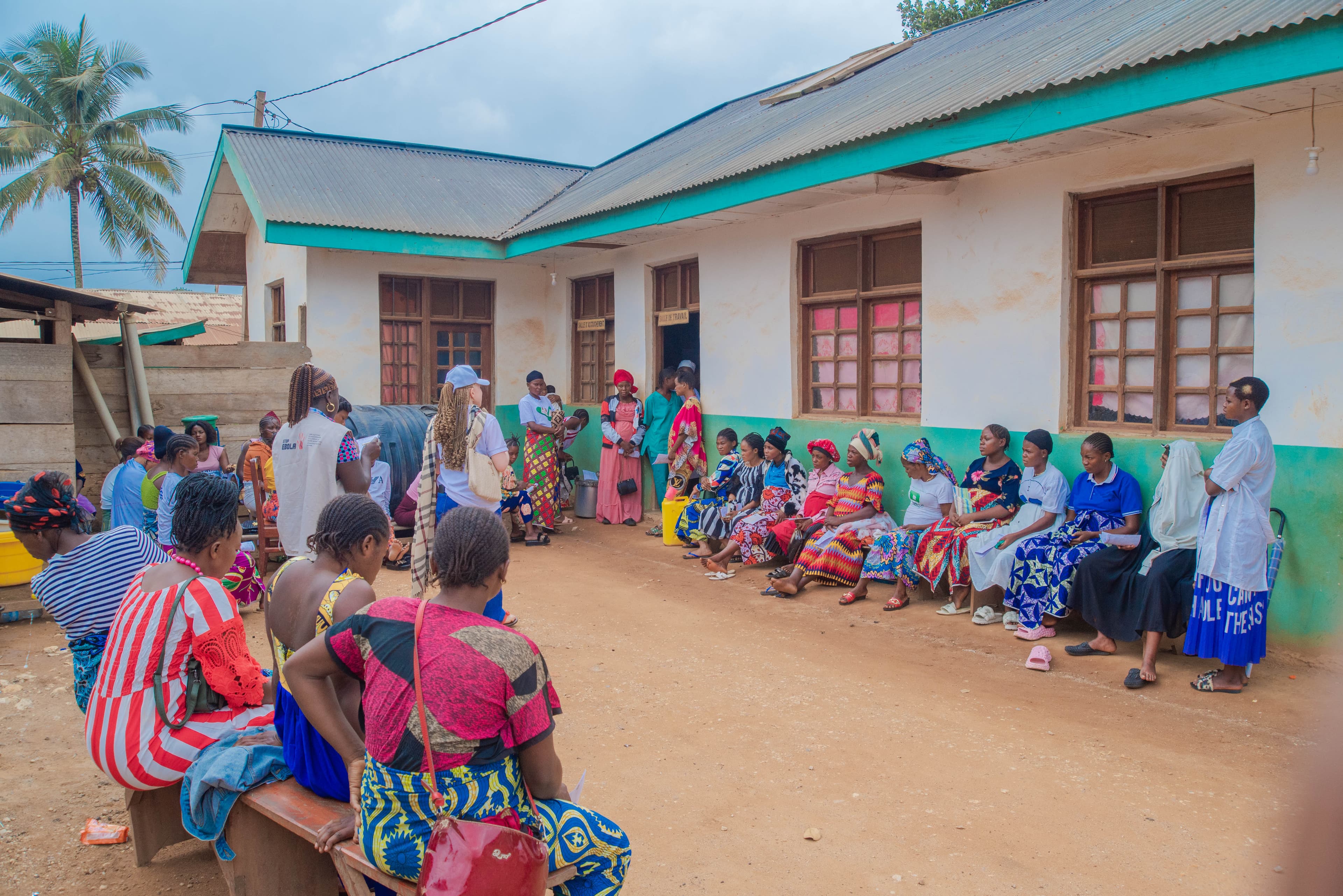 Femmes réunies pendant une activité de sensibilisation en santé communautaire.