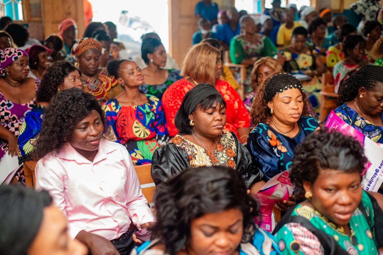Sensibilisation sur la sante intime des femmes avec participantes et supports Gogynax.