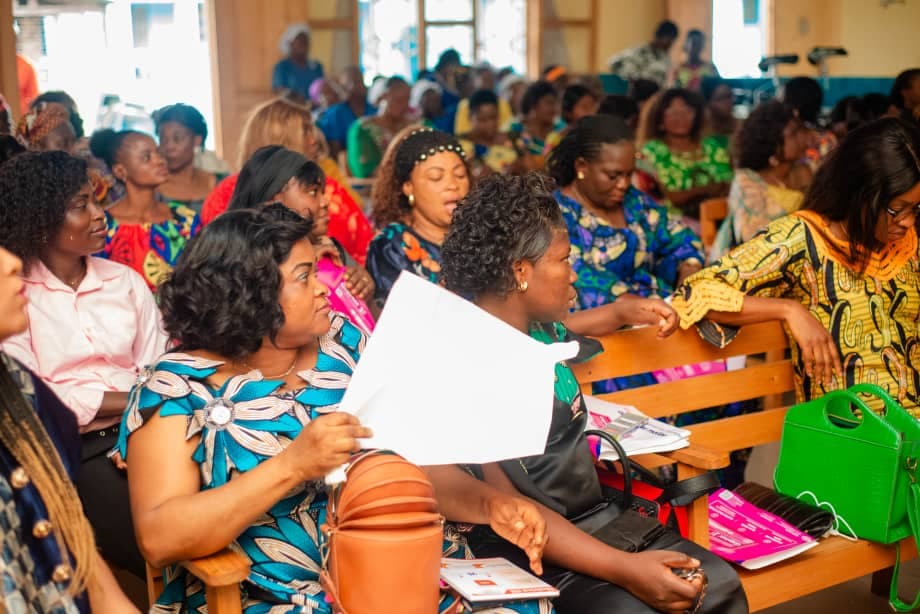 Sensibilisation sur la sante intime des femmes avec participantes et supports Gogynax.