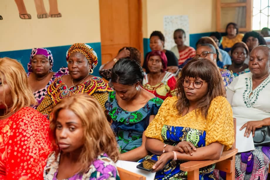 Sensibilisation sur la sante intime des femmes avec participantes et supports Gogynax.