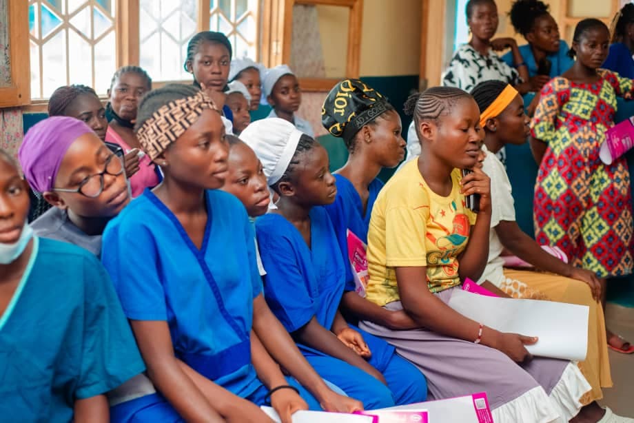 Sensibilisation sur la sante intime des femmes avec participantes et supports Gogynax.