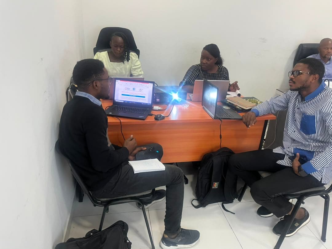 Seance de travail sur l'enquete CAP pour la rentree scolaire des enfants deplaces.