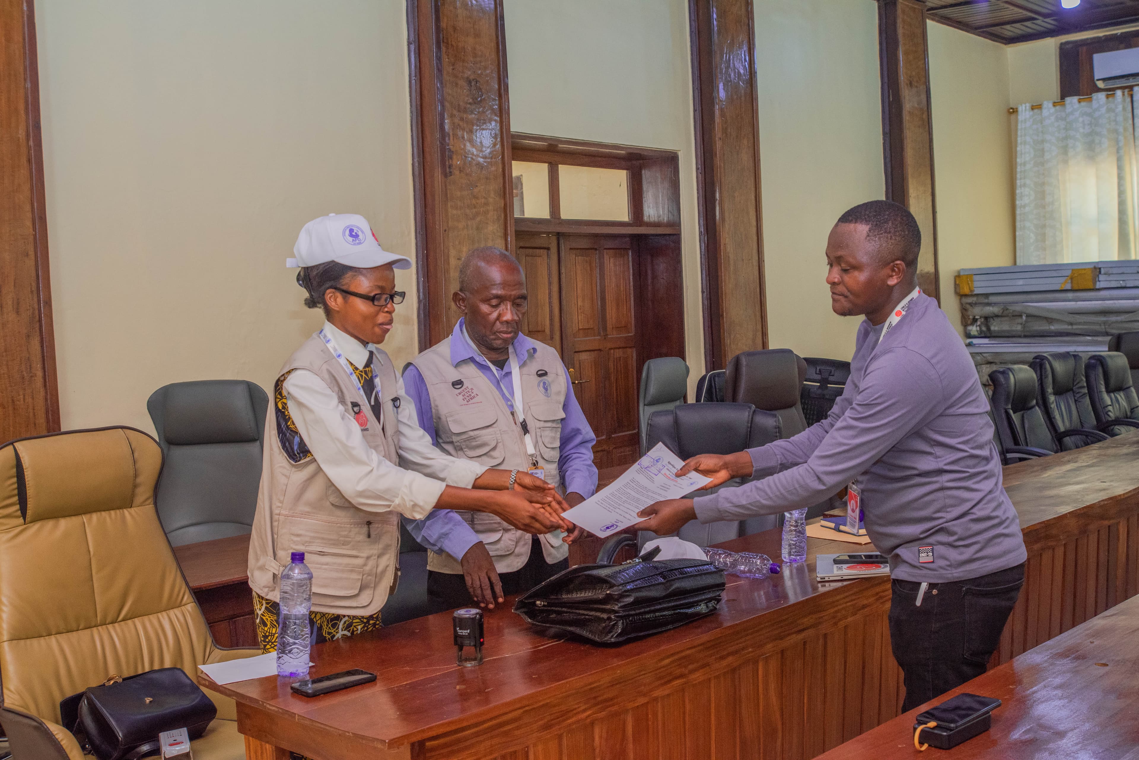 Remise de documents lors d’une activité institutionnelle de gouvernance.